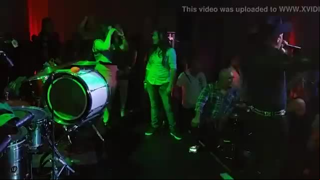 Tetona mexicana en vestido pegado concursando